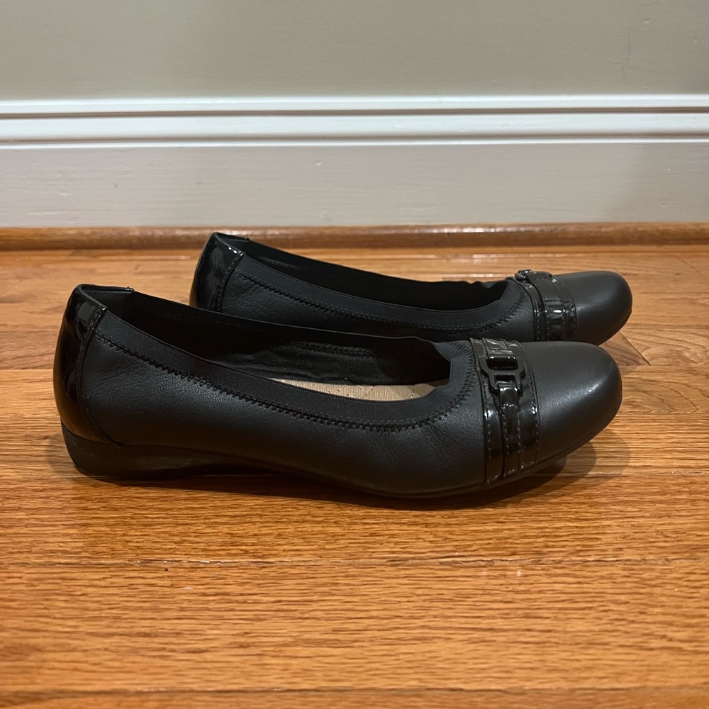 CLARKS Womens Black Kinzie Leather Closed Toe Flats- Size 8 - Picture 4 of 8
